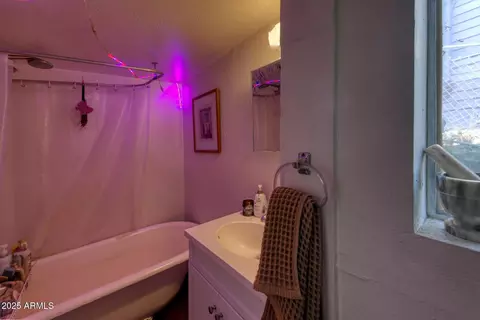 Bath - 514 Brophy Ave, Bisbee, AZ 85603 photo 1 of 3