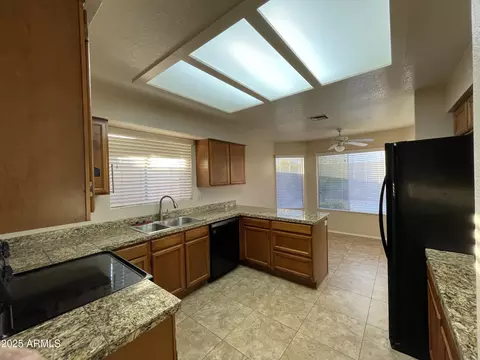 Kitchen - 4332 E Frye Rd, Phoenix, AZ 85048 photo 1 of 3