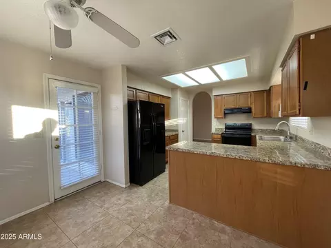 Kitchen - 4332 E Frye Rd, Phoenix, AZ 85048 photo 3 of 3