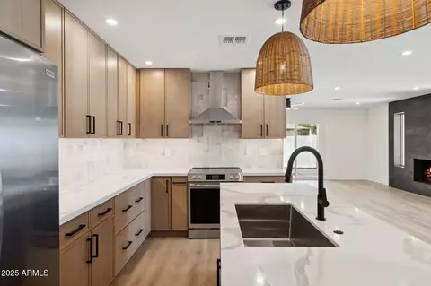 Kitchen - 1030 E Wescott Dr, Phoenix, AZ 85024 photo 4 of 5