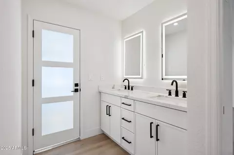 Bath - 1030 E Wescott Dr, Phoenix, AZ 85024 photo 2 of 4