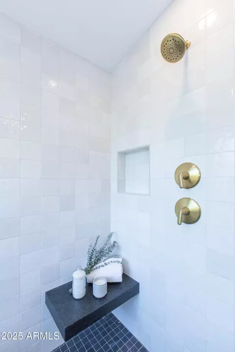 Bath - 214 W Ruth Ave, Phoenix, AZ 85021 photo 3 of 6