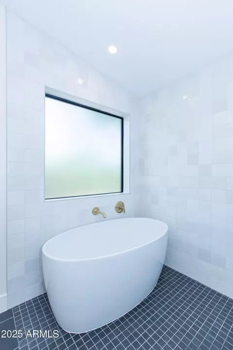 Bath - 214 W Ruth Ave, Phoenix, AZ 85021 photo 2 of 6