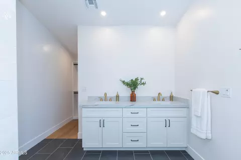 Bath - 214 W Ruth Ave, Phoenix, AZ 85021 photo 5 of 6