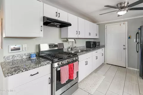 Kitchen - 3806 N 64th Dr, Phoenix, AZ 85033 photo 2 of 5