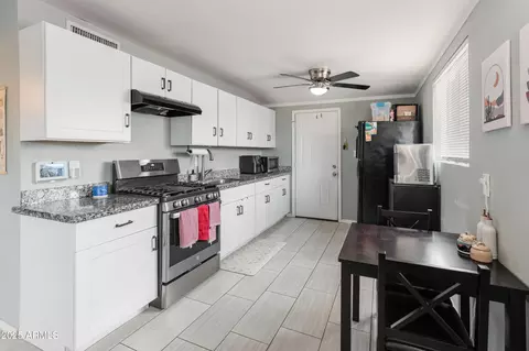 Kitchen - 3806 N 64th Dr, Phoenix, AZ 85033 photo 4 of 5