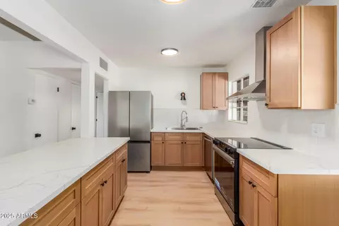 Kitchen - 3526 E Cheery Lynn Rd, Phoenix, AZ 85018 photo 1 of 3