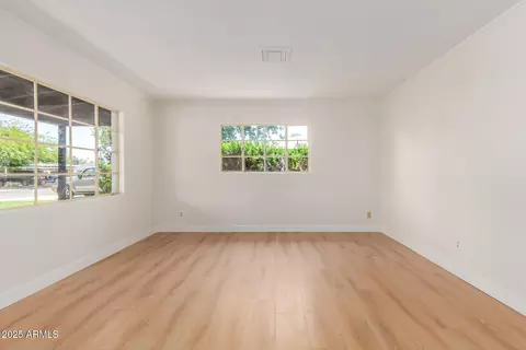 Living - 3526 E Cheery Lynn Rd, Phoenix, AZ 85018 photo 2 of 3