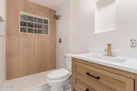 Bath - 3526 E Cheery Lynn Rd, Phoenix, AZ 85018 photo 1 of 1