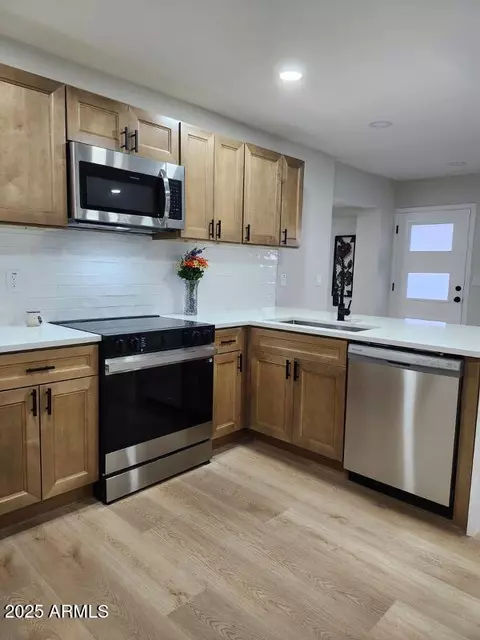 Kitchen - 954 E Henry St, Tempe, AZ 85288 photo 7 of 8