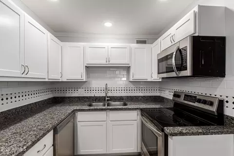 Kitchen - 3230 E Pinchot Ave #26, Phoenix, AZ 85018 photo 2 of 2