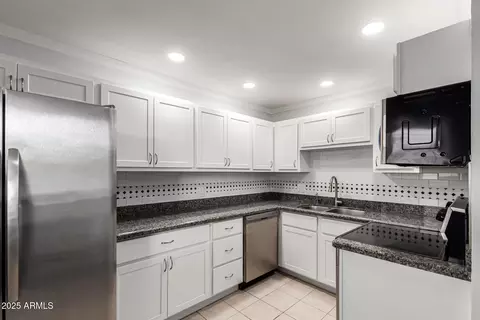 Kitchen - 3230 E Pinchot Ave #26, Phoenix, AZ 85018 photo 1 of 2