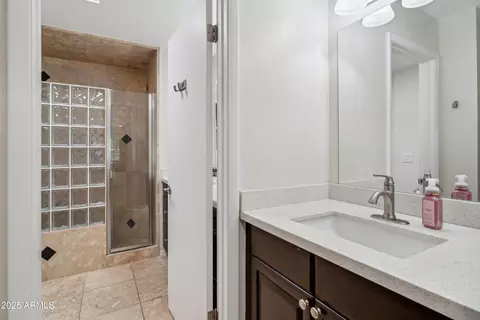 Bath - 5542 N 10th St, Phoenix, AZ 85014 photo 2 of 4