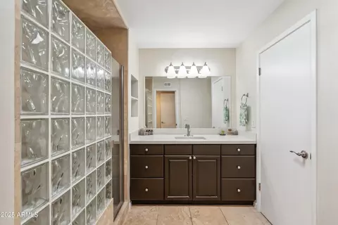 Bath - 5542 N 10th St, Phoenix, AZ 85014 photo 1 of 4