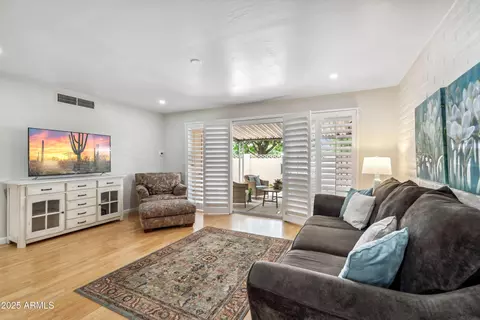 Living - 5542 N 10th St, Phoenix, AZ 85014 photo 2 of 2