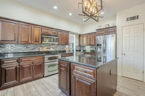Kitchen - 2114 Escuda Rd, Phoenix, AZ 85024 photo 4 of 5