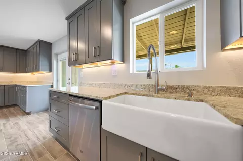 Kitchen - 1320 E Butler Dr, Phoenix, AZ 85020 photo 7 of 8