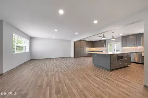 Living - 1320 E Butler Dr, Phoenix, AZ 85020 photo 2 of 4