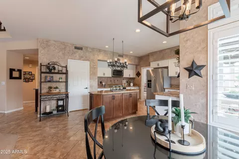 Kitchen - 1667 E Saltsage Dr, Phoenix, AZ 85048 photo 10 of 12