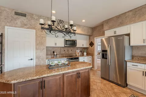 Kitchen - 1667 E Saltsage Dr, Phoenix, AZ 85048 photo 2 of 12