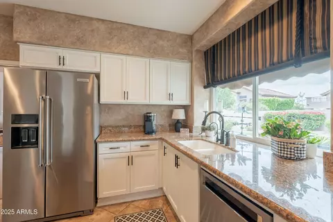 Kitchen - 1667 E Saltsage Dr, Phoenix, AZ 85048 photo 7 of 12