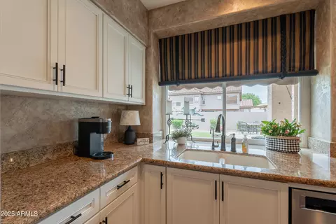 Kitchen - 1667 E Saltsage Dr, Phoenix, AZ 85048 photo 8 of 12