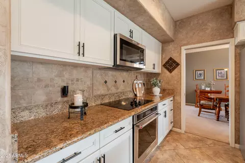 Kitchen - 1667 E Saltsage Dr, Phoenix, AZ 85048 photo 6 of 12