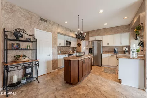 Kitchen - 1667 E Saltsage Dr, Phoenix, AZ 85048 photo 1 of 12