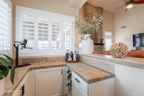 Kitchen - 1667 E Saltsage Dr, Phoenix, AZ 85048 photo 11 of 12