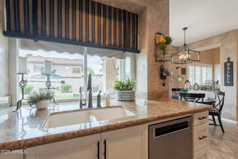 Kitchen - 1667 E Saltsage Dr, Phoenix, AZ 85048 photo 4 of 12
