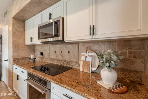 Kitchen - 1667 E Saltsage Dr, Phoenix, AZ 85048 photo 9 of 12