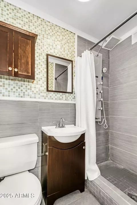 Bath - 2715 Edgemont Ave, Phoenix, AZ 85008 photo 1 of 2