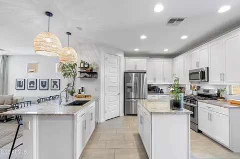 6338 W Raymond St, Phoenix, AZ 85043