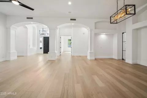 210 E Cactus Wren Dr, Phoenix, AZ 85020 photo 2