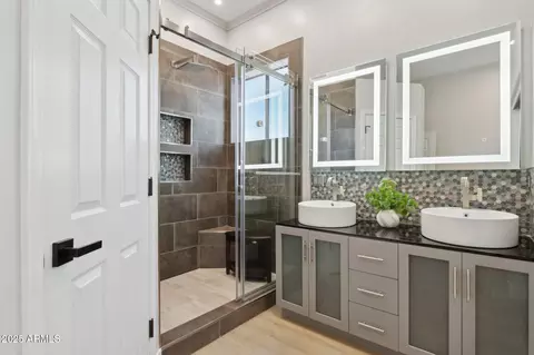 Bath - 3202 E Orange Dr, Phoenix, AZ 85018 photo 2 of 7