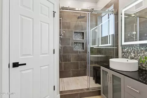 Bath - 3202 E Orange Dr, Phoenix, AZ 85018 photo 3 of 7