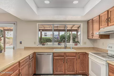 Kitchen - 4229 E Pearce Rd, Phoenix, AZ 85044 photo 3 of 4