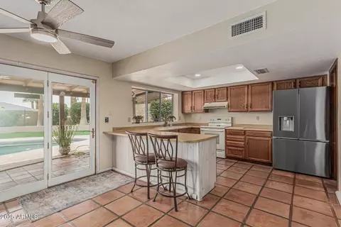 Kitchen - 4229 E Pearce Rd, Phoenix, AZ 85044 photo 1 of 4