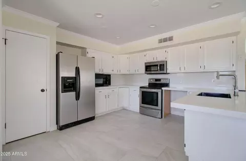 Kitchen - 35019 N Central Ave, Phoenix, AZ 85086 photo 1 of 3