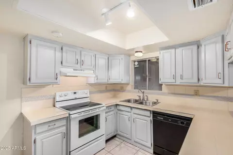Kitchen - 6430 W Thomas Rd, Phoenix, AZ 85033 photo 2 of 4