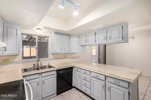 Kitchen - 6430 W Thomas Rd, Phoenix, AZ 85033 photo 3 of 4