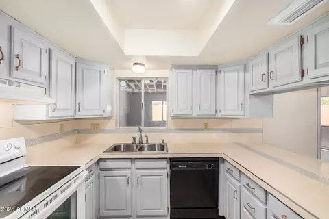 Kitchen - 6430 W Thomas Rd, Phoenix, AZ 85033 photo 4 of 4