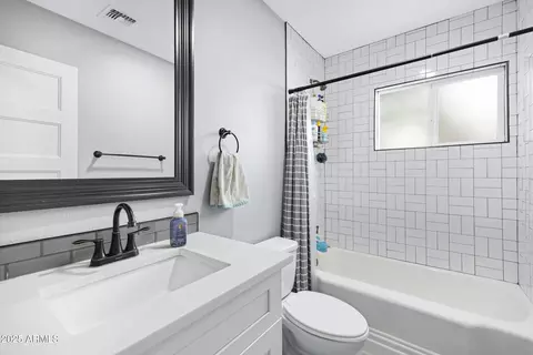Bath - 1615 E Roma Ave, Phoenix, AZ 85016 photo 1 of 2