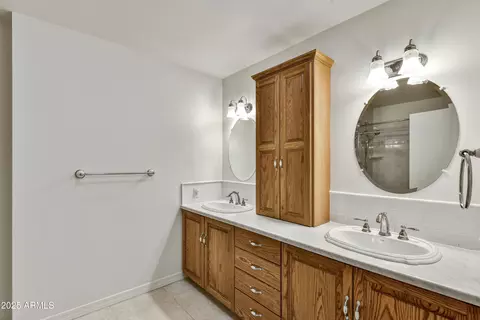 Bath - 8749 N 11th Ave, Phoenix, AZ 85021 photo 2 of 2