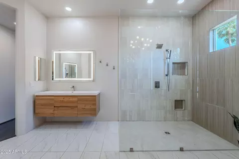 Bath - 3405 E Knox Rd, Phoenix, AZ 85044 photo 2 of 8
