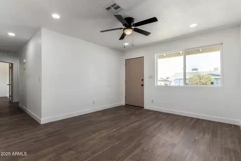 Living - 927 E Greenway Rd, Phoenix, AZ 85042 photo 1 of 2