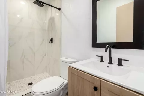 Bath - 927 E Greenway Rd, Phoenix, AZ 85042 photo 1 of 2