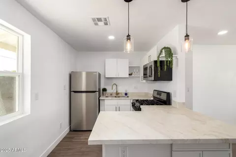 Kitchen - 927 E Greenway Rd, Phoenix, AZ 85042 photo 1 of 2