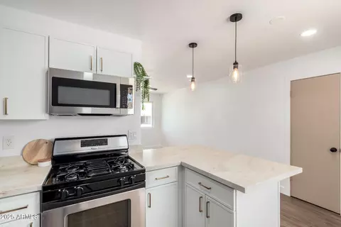 Kitchen - 927 E Greenway Rd, Phoenix, AZ 85042 photo 2 of 2
