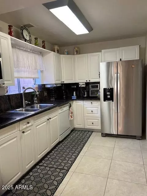 Kitchen - 1402 E Wescott Dr, Phoenix, AZ 85024 photo 2 of 3